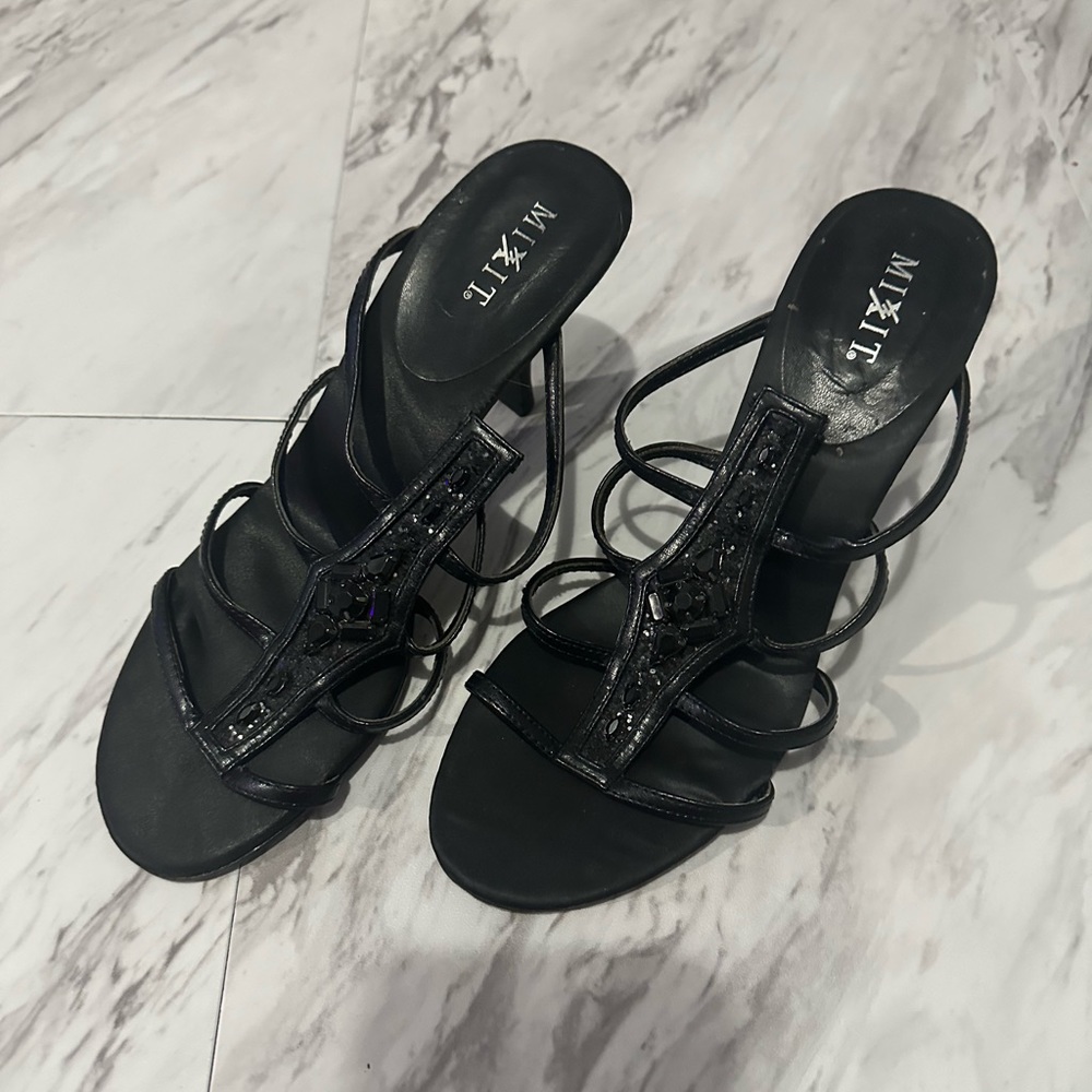 FANCY BLACK HEELS